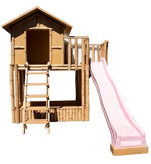 Cama infantil. Siglo XXI. Diseño a manera de casa del árbol. En talla de madera y aplicaciones tipo bambú. Con escalera y resbaladilla.