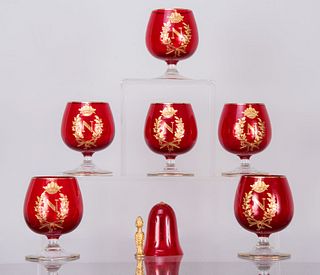 Juego de 6 copas napoleónicas para cognac. Francia, siglo XX. Elaboradas en cristal rojo con detalles en esmalte dorado.