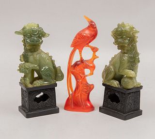 Lote de 3 figuras decorativas. Origen oriental. Siglo XX. Elaboradas en resina. Consta de: ave y 2 leones de Fu con bases.