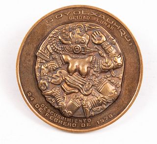 Medalla conmemorativa en bronce de Coyolxauhqui en alto relieve, deidad lunar en bronce en fecha de su descubrimiento.