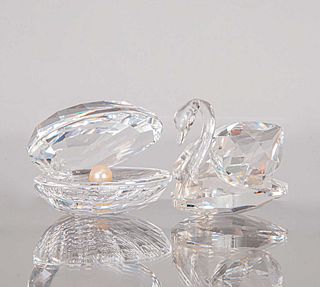 Cisne y ostra. Austria. Siglo XX. Elaborados en cristal Swarovski. Uno con simulante de perla. Piezas: 2.
