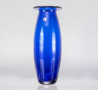 Florero. Estados Unidos. Siglo XX. Elaborado en vidrio soplado color azul. Marca Blenko. 39 x 15 cm