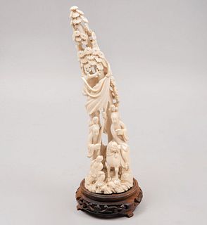 Trebejo. China, siglo XX. Talla en marfil calado. Con personajes, figura ecuestre, motivos florales y vegetales. 27 cm de altura.