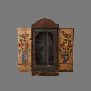 Nicho. Siglo XX. Elaborado en madera policromada. Con 2 puertas abatibles. Decorado a mano con elementos vegetales, florales.