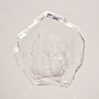 Pisapapeles. Suecia. Siglo XX. Diseño a manera de roca. Elaborada en cristal. Marca Mats Jonasson. Firmada y seriada 0265.