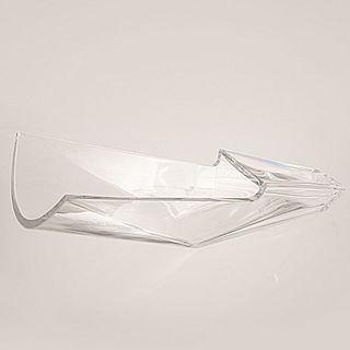 Centro de mesa. Francia. Siglo XX. Diseño geométrico. Elaborado en cristal de Baccarat. Presenta marcas, manchas y desgaste.