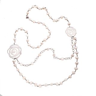 Collar con perlas y plata .925 de la firma Tous. 63 perlas cultivadas color blanco de 9 a 10 mm. Peso: 87.2 g.
