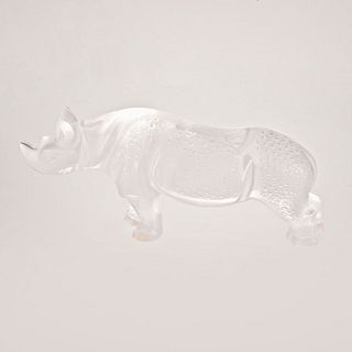 Rinoceronte. Francia, siglo XX. Elaborado en cristal opaco Lalique. Marcado inferior. 27 cm de longitud