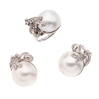 Anillo y par de aretes vintage con medias perlas y diamantes en plata paladio. 3 medias perlas cultivadas color gris de 16 mm. 3...