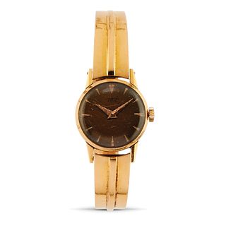 Universal - A 18K yellow gold lady's wristwatch, Universal