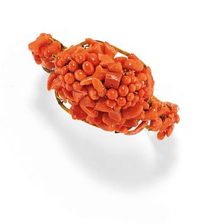 A metal gilded and coral bracelet, first half of 20th Century, defects