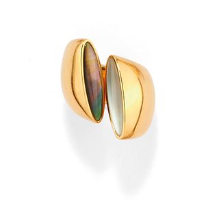 Vhernier - A 18K yellow gold and mother-of-pearl ring, Vhernier