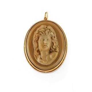 A 18K yellow gold and cammeo pendant, defects