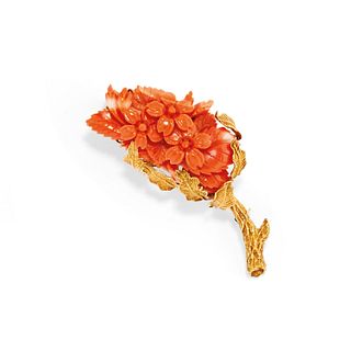 A 18K yellow gold and coral brooch