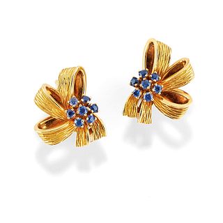 Tiffany & Co. - A 18K yellow gold and sapphire earclips, Tiffany & Co.