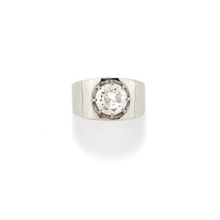 A 18K white gold and diamond ring