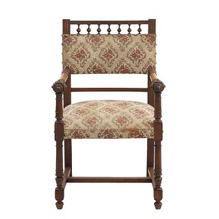 Sillón. Francia. Siglo XX. Estilo Enrique II. En talla de madera de roble. Con respaldo semiabierto y asiento en tapicería.