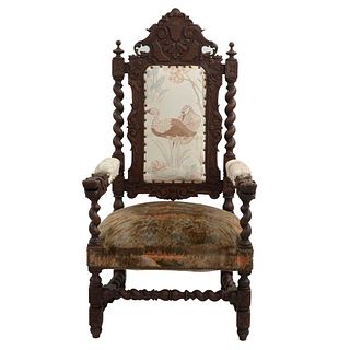 Sillón. Francia. Siglo XX. En talla de madera de roble. Con respaldo semiabierto y asiento en tapicería, fustes compuestos.
