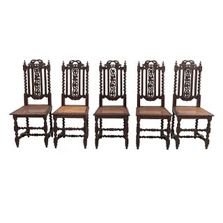 Lote de 5 sillas. Francia. Siglo XX. En talla de madera de roble. Con respaldos semiabiertos, asientos bejuco, fustes compuestos.
