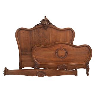 Cama matrimonial. Francia. Siglo XX. Estilo Luis XV. En talla de madera de nogal. Con cabecera, piecera y largueros.