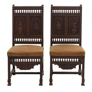 Par de sillas. Francia. Siglo XX. En talla de madera de roble. Con respaldos semiabiertos, asientos en tapicería, fustes lisos.