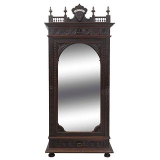 Armario. Francia. Siglo XX. Estilo Bretón. En talla de madera de roble. Puertas con espejo de luna irregular biselada.
