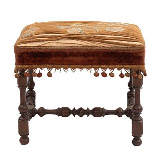 Taburete. Francia. Siglo XX. Estilo Luis XVI. Elaborado en madera tallada de roble. Con asiento en tapicería floral.