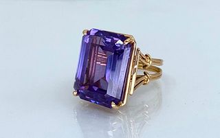 18k Yellow Gold and Amethyst Ring
