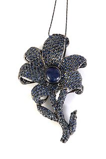 Colgante flor de plata pavonada y zafiros azules.
