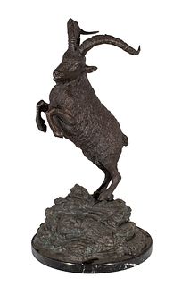 "Cabra montesa". Escultura en bronce sobre peana de mármol. España, siglo XX. Firmada Poblete.