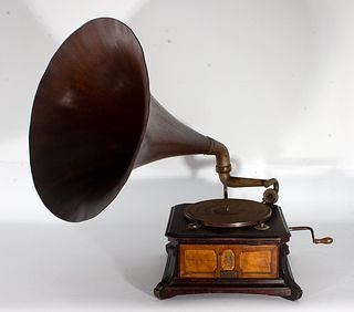 Gramófono con trompa de madera y metal de principios del siglo XX.