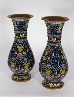 Pareja de jarrones en esmalte cloisonné con decoración de flores. China, siglo XX.