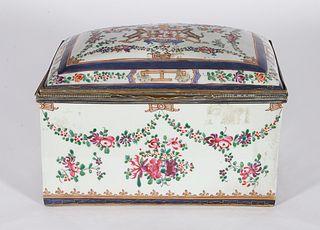 Caja en porcelana Samson estilo Compañía de Indias. Francia, finales del siglo XIX. Marcas en la base.