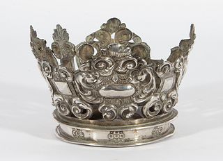 Corona colonial en plata repujada y cincelada. México o Perú, siglo XVII-XVIII.