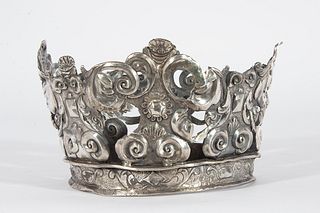Corona colonial en plata repujada y cincelada.
