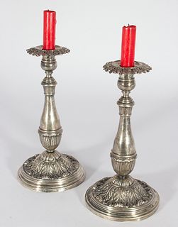 Pareja de candeleros en plata punzonada, repujada y grabada. España, siglo XIX.