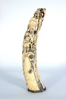 Anciano con báculo. Figura en marfil tallado. China, siglo XX. 