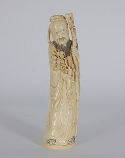 Anciano con báculo. Figura en marfil tallado. China, siglo XX. Se adjunta Cites.
