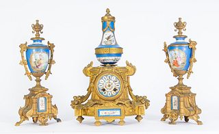 Guarnición de reloj y pareja de copas Napoleón III en bronce y porcelana. Francia, finales del siglo XIX.