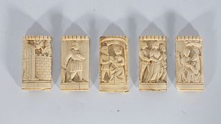 Cinco placas en hueso tallado con personajes medievales en relieve del siglo XIX.
