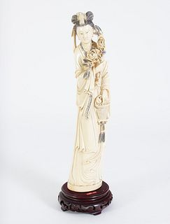 Geisha con flores. Figura en marfil tallado sobre peana de madera. China, siglo XX. Se adjunta Cites.