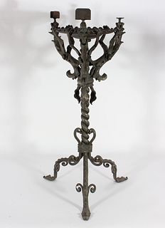 Cenicero de pie modernista en hierro forjado con dragones sobre tres pies, hacia 1900. Altura: 85 cm.