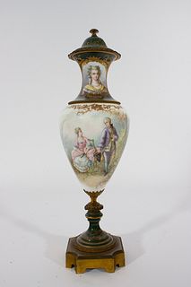 Jarrón en porcelana estilo Sèvres y montura en bronce. Francia, principios del siglo XX. Decorado con escena galante y paisaje.