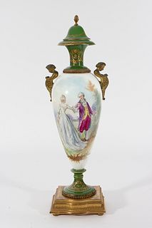 Jarrón en porcelana estilo Sèvres y montura en bronce. Francia, principios del siglo XX. Decorado con escena galante y paisaje.