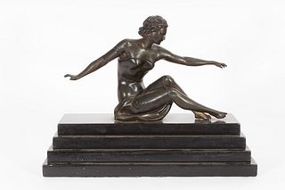 "Figura femenina". Escultura Art Déco en calamina patinada sobre peana de madera. Francia, hacia 1930.