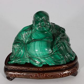Buda en malaquita sobre peana de madera. China, siglo XX.