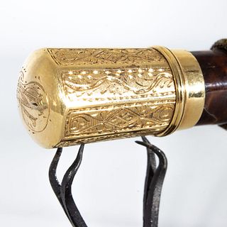 Bastón de mando con vara de carey y empuñadura en oro 14K cincelado. España, siglo XX. Iniciales grabadas M.J.