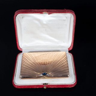 Estuche en oro 14K con decoración estriada. Rusia, siglo XIX. Cabujón de zafiro azul como pulsador.