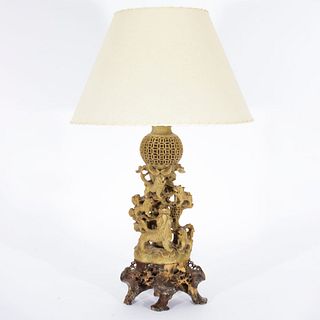 Jarrón en esteatita tallada adaptado a lámpara. China, siglo XX.