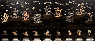 Biombo de nueve hojas en madera lacada y pintada con decoración de dragones en piedras duras. China, siglo XX.